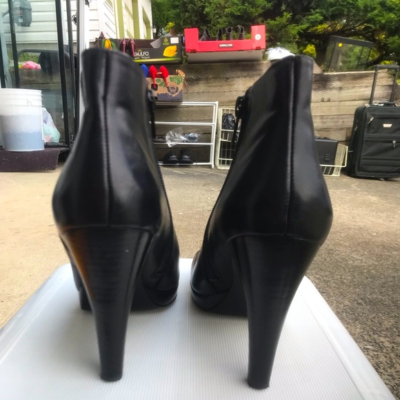 Nine West Glowup Booties. Size 5. Like New - Picture 1 of 4